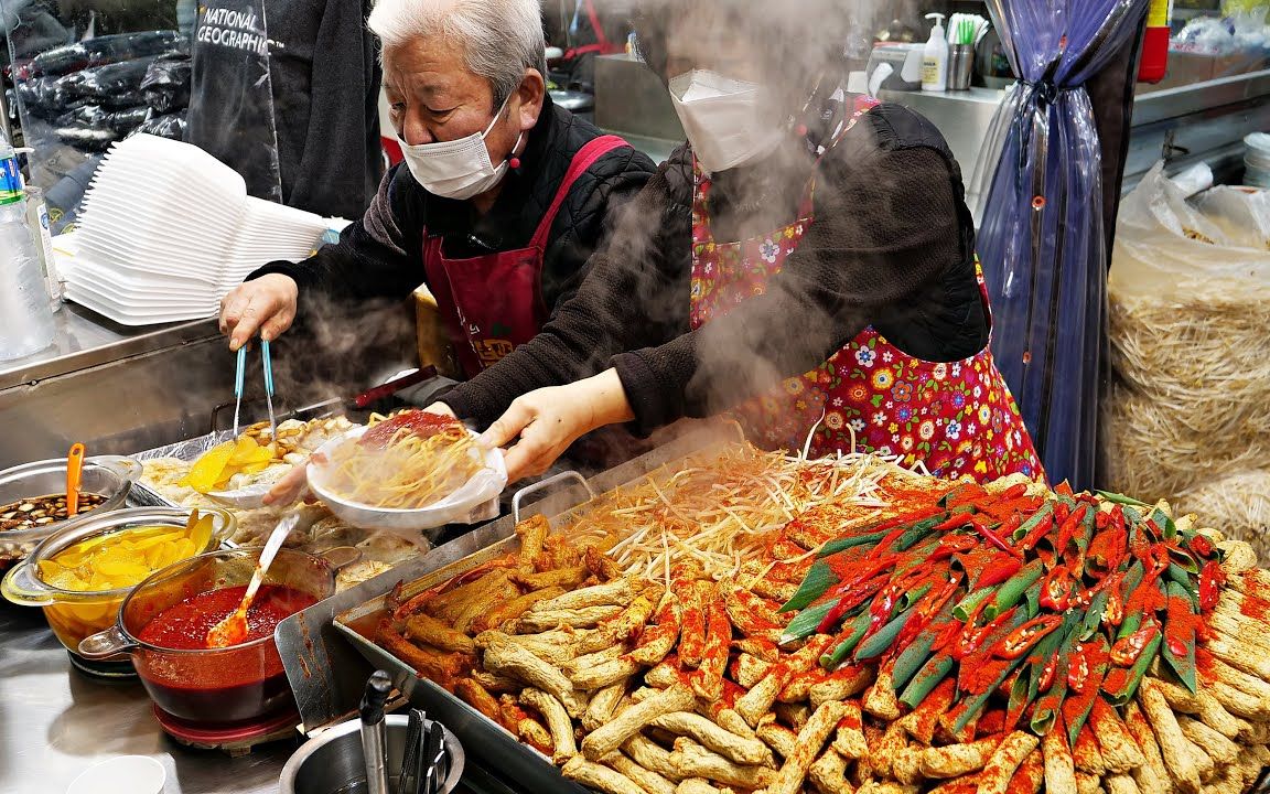 [图]【韩国街头美食】40年传统！！从凌晨7点开始准备的西门市场辣酱料鱼饼！！