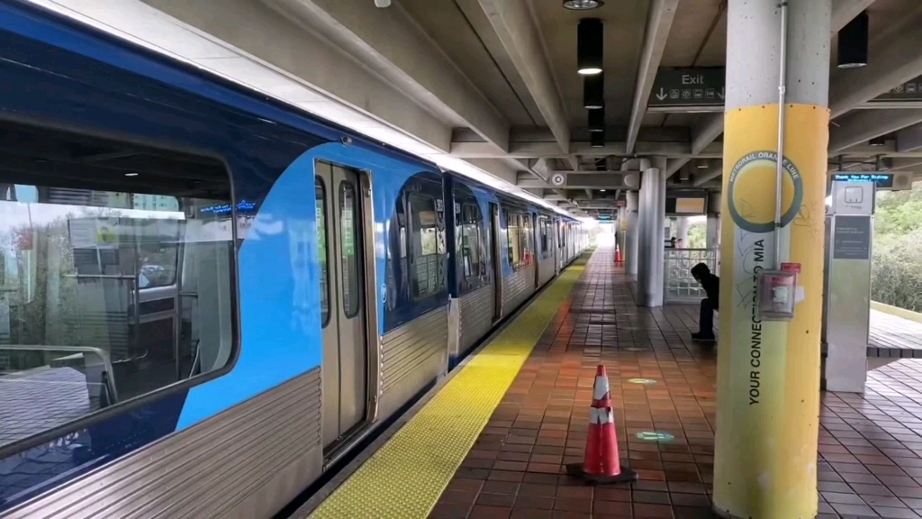 迈阿密地铁厄灵顿高地的橙线班车和绿线火车行动