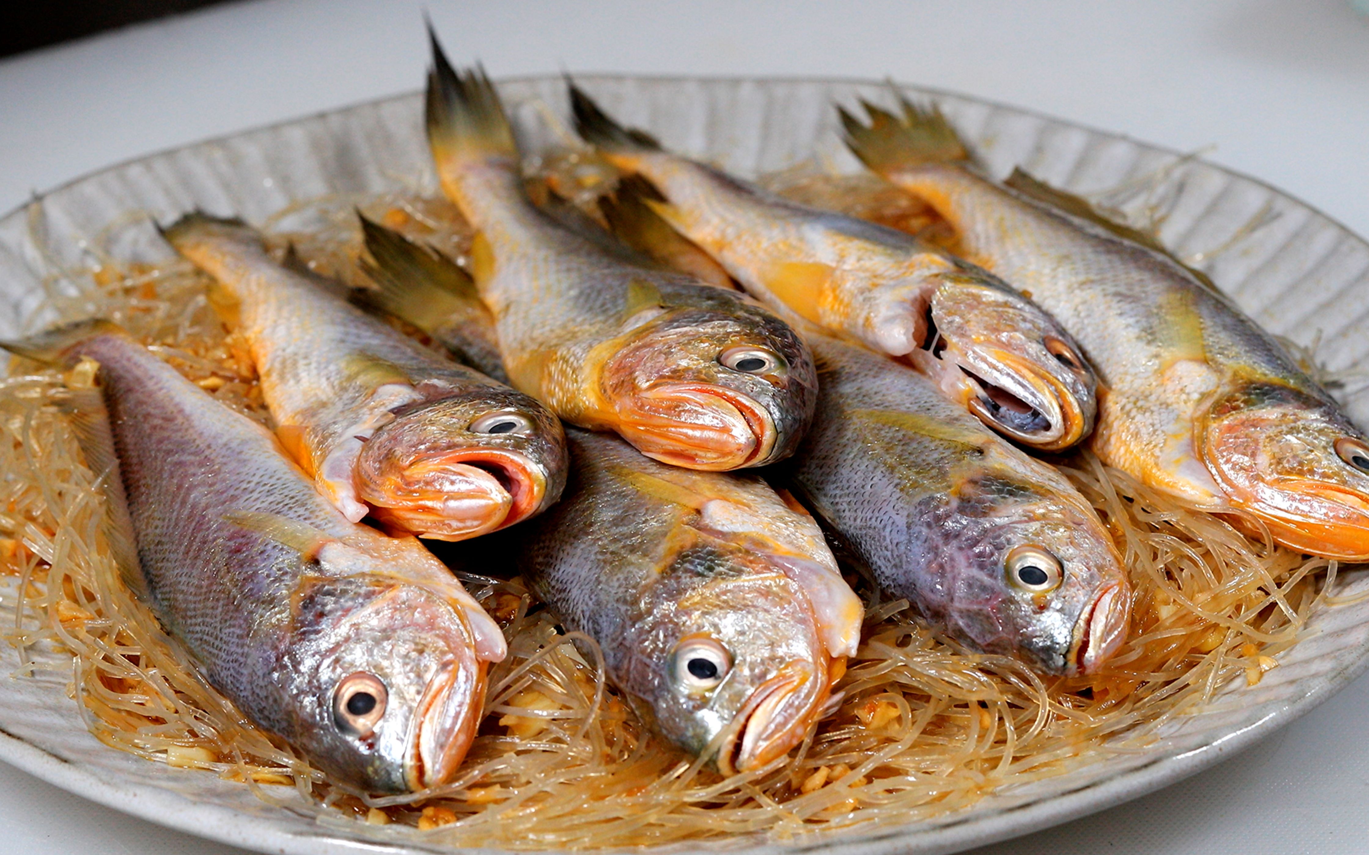 粉丝蒸小黄鱼肉质鲜嫩,海鲜家常做法下酒又下饭,老公和儿子爱吃