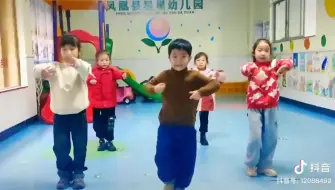 Скачать видео: 年少的你啊幼儿舞蹈