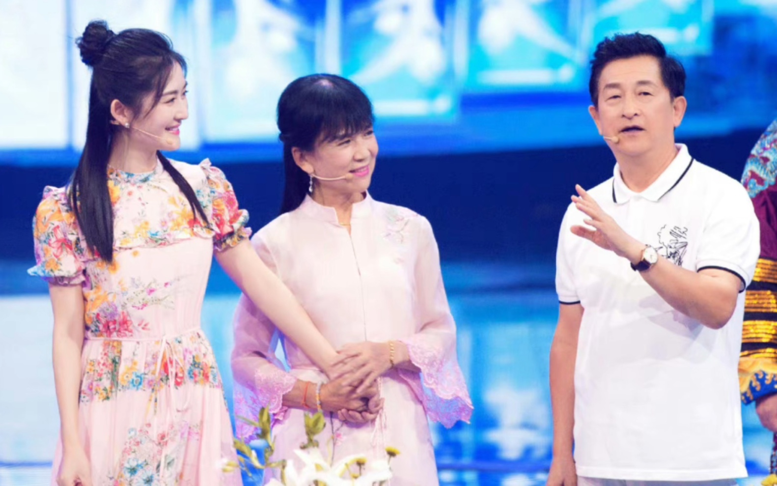 谢娜家吃饭的时候不允许看手机,这样是对的, 吃饭的时候和家人聊聊天