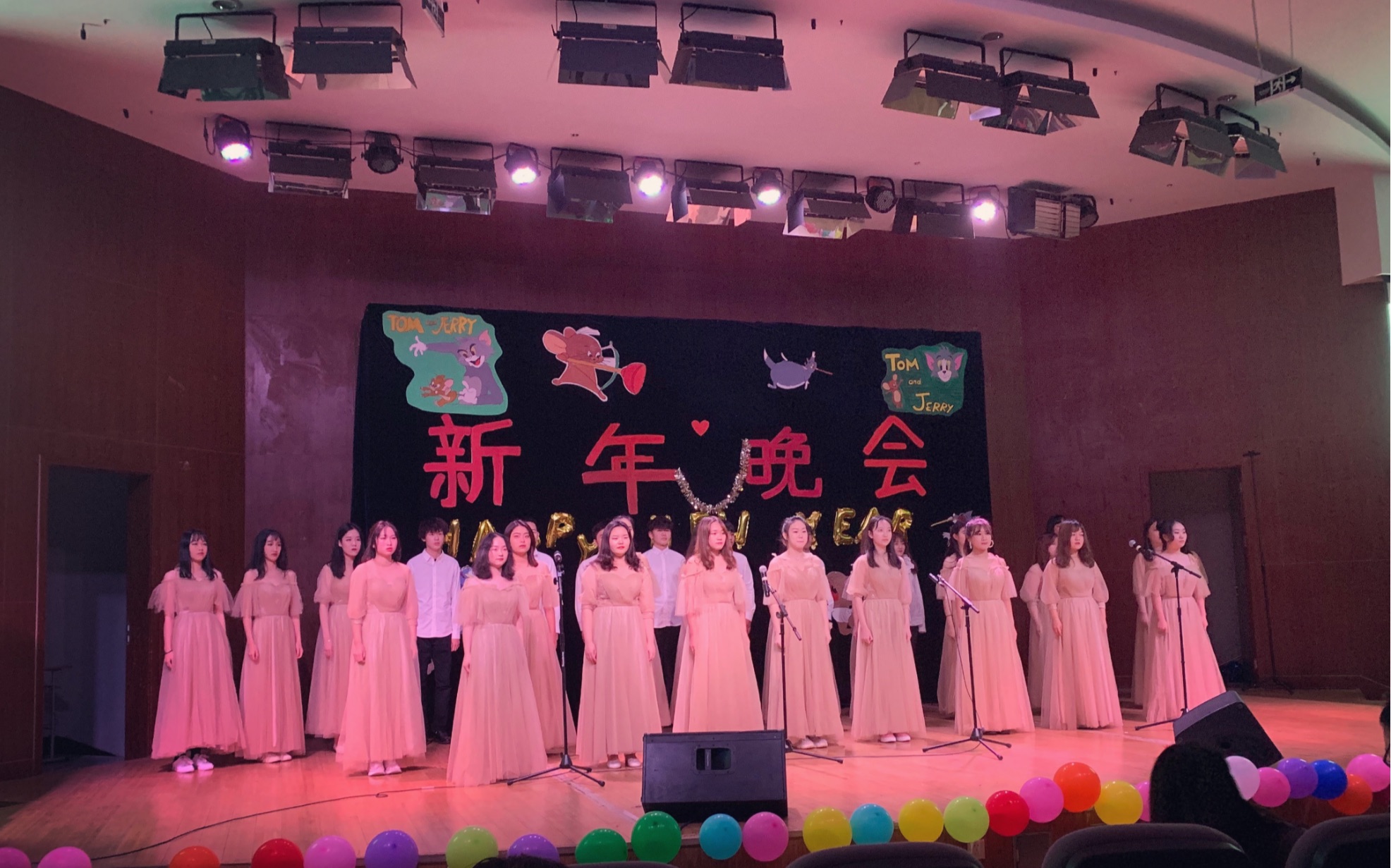 【合唱】上外贤达学院大学生合唱团 《追光者》 商学院新年晚会现场