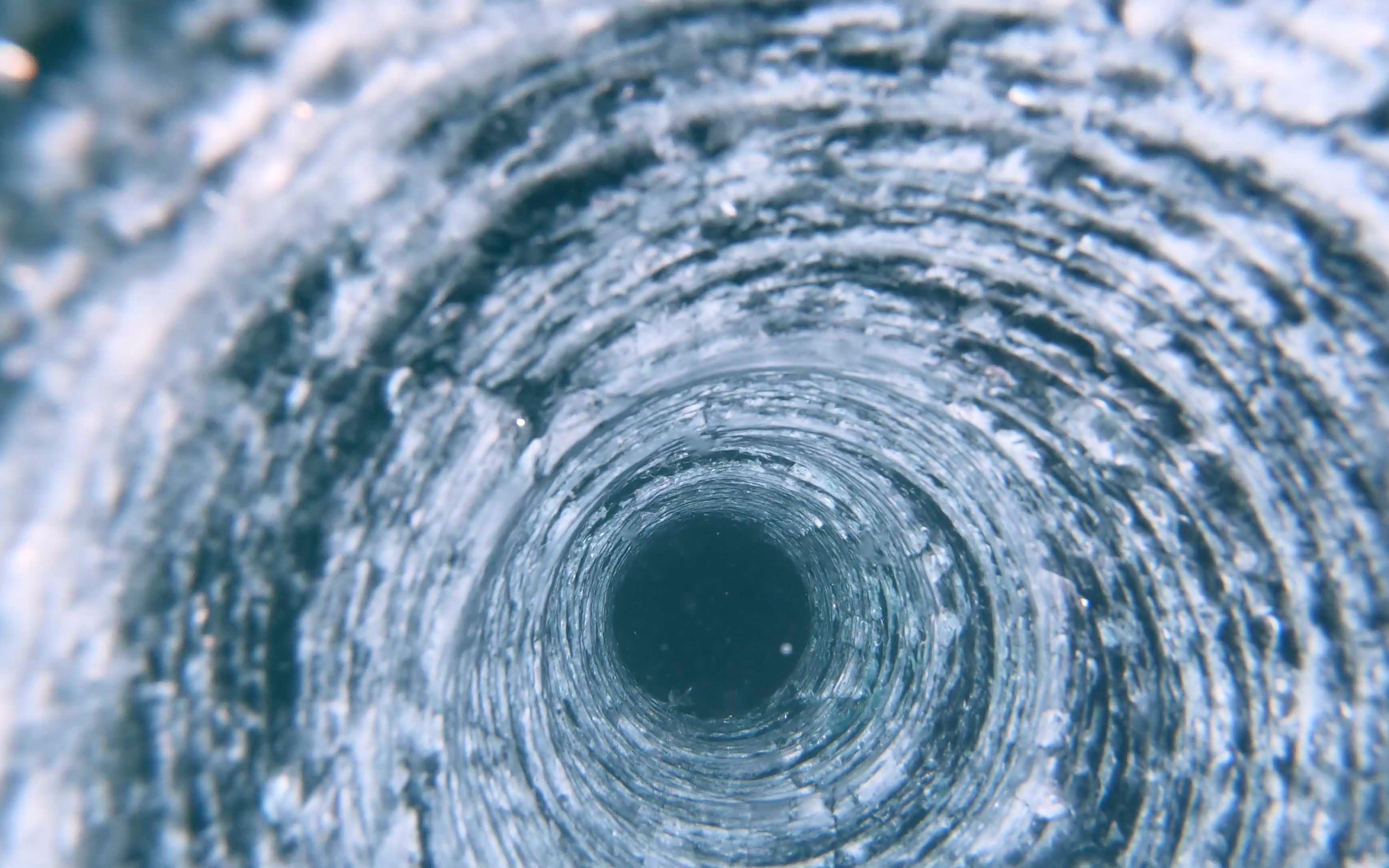 我在贝加尔湖1630米的深渊之上钻了一个洞