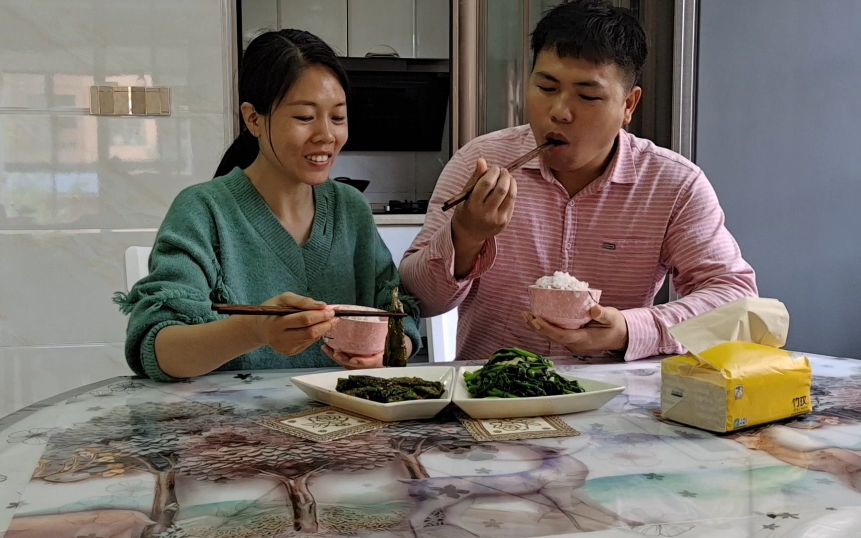 三哥天天做鱼肉吃,燕子吃腻了,自己下厨素炒两盘美味菜肴超下饭哔哩哔哩bilibili