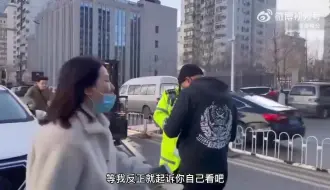 Descargar video: 违章停车阻碍别他人出行，电话联系不上，开始拖车她倒出现了！