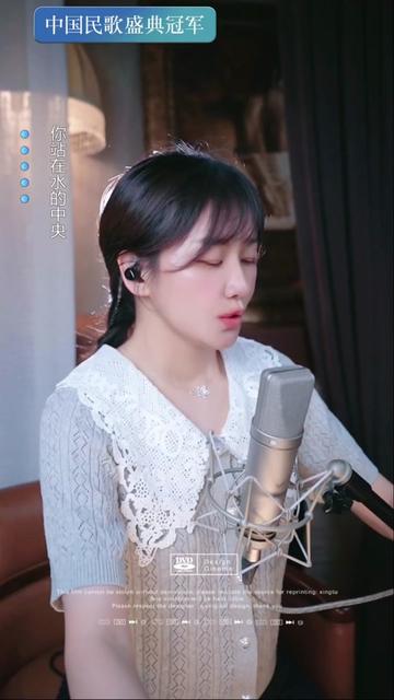 该歌曲是由许巍作词,作曲,演唱的一首歌曲,该曲收录于许巍