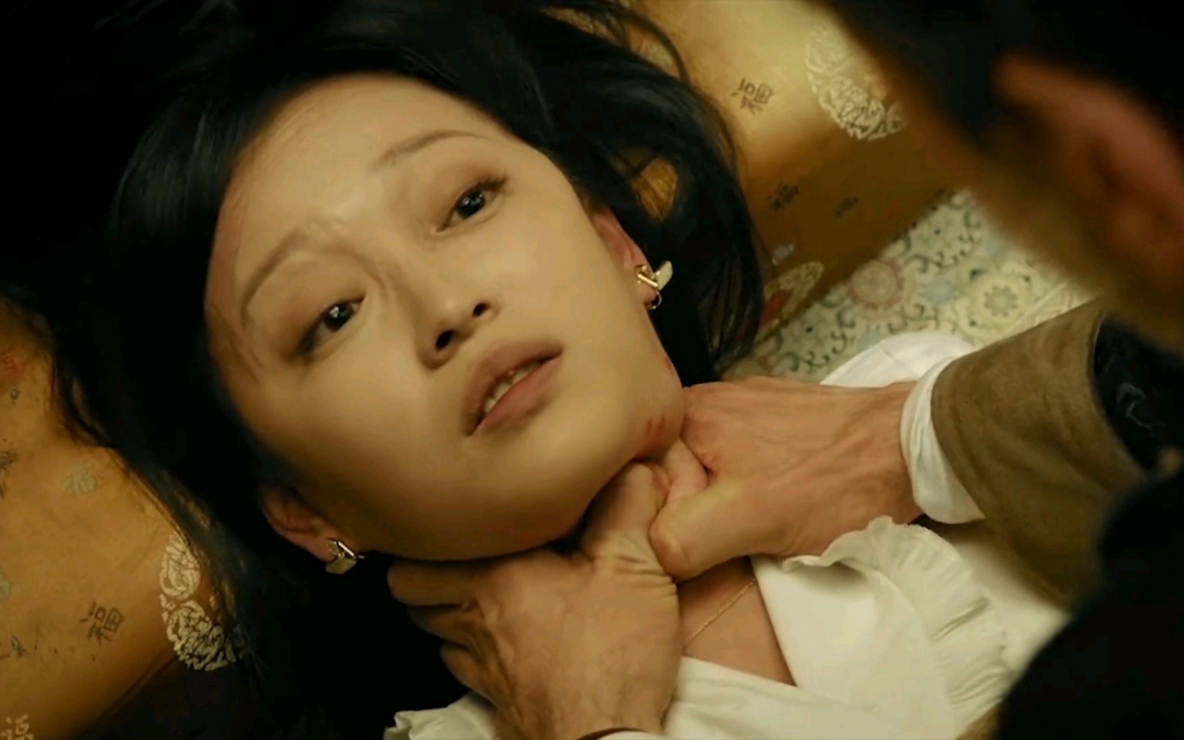 美女差点被掐死