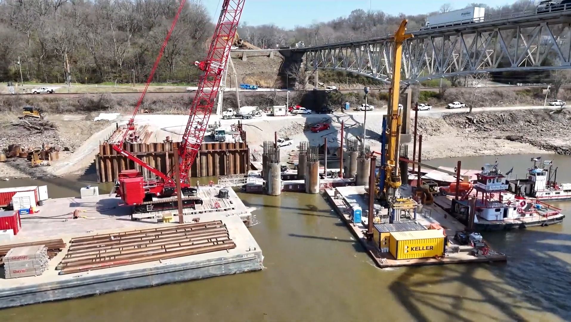 桥梁桩基施工工地,履带式起重机和旋挖钻机工作