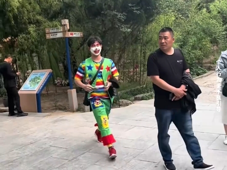 男子在景区随机模仿路人走路，网友：为啥他跟着谁像谁呢