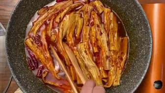 用腐竹做了一锅辣条，太脆，耳朵差点聋了。耳机党福音。