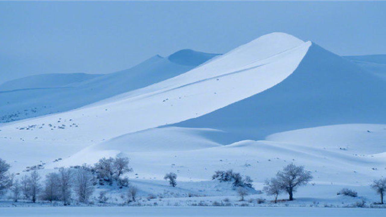 罕见美景!中国最大的沙漠下雪了 沙丘披上银装湖泊宛若童话哔哩哔哩bilibili