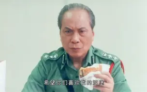 Download Video: 黑老大发现卧底警察，直接把他做成汉堡，送给警司当早餐