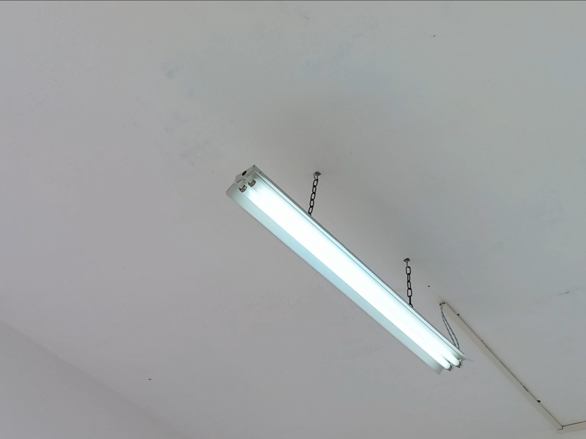 电子工程学技术 双管日光灯吊装