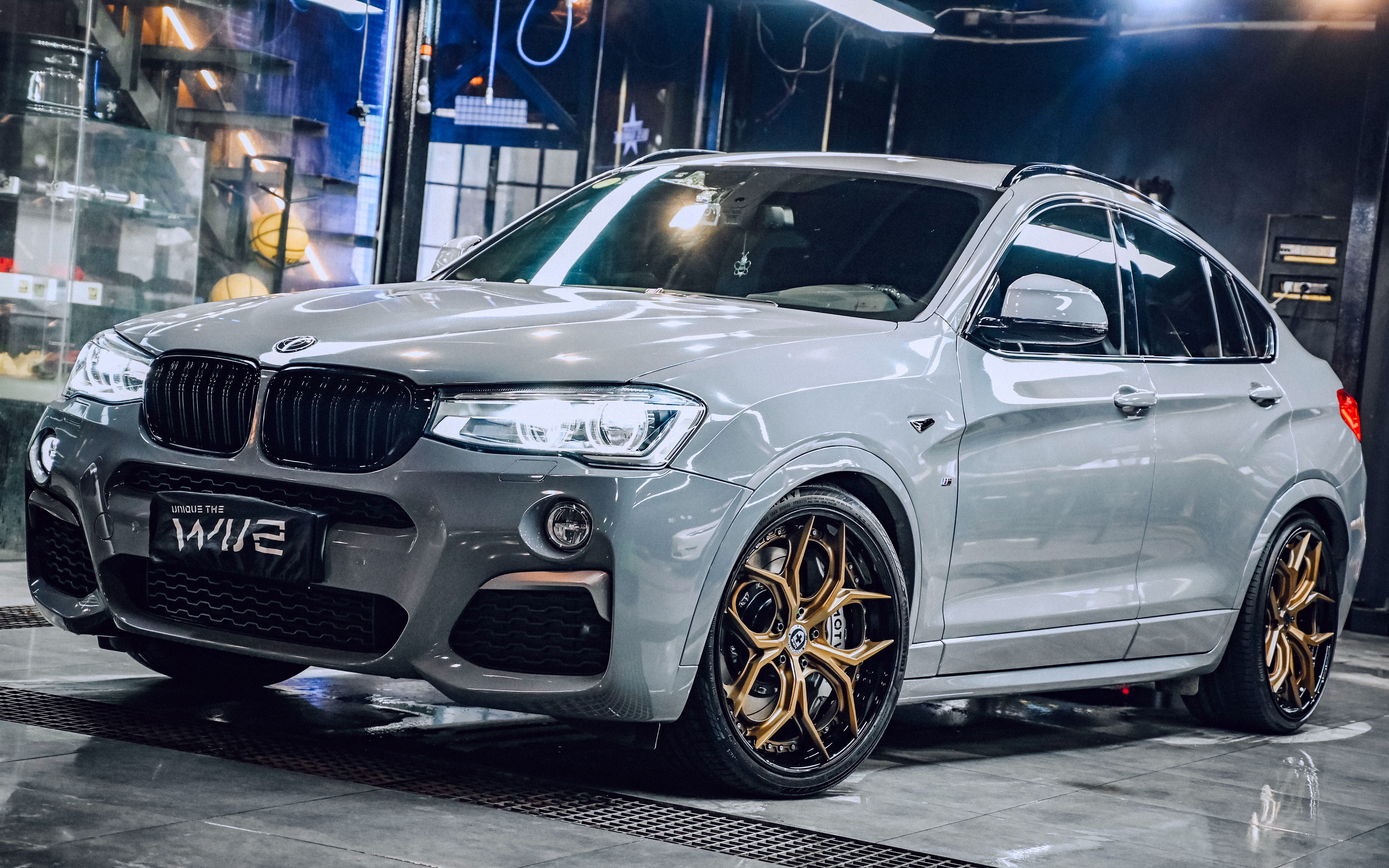 苏州无二汽车贴膜 丨宝马x4升级轮毂,刹车,改色高亮深灰,碳纤维方向盘