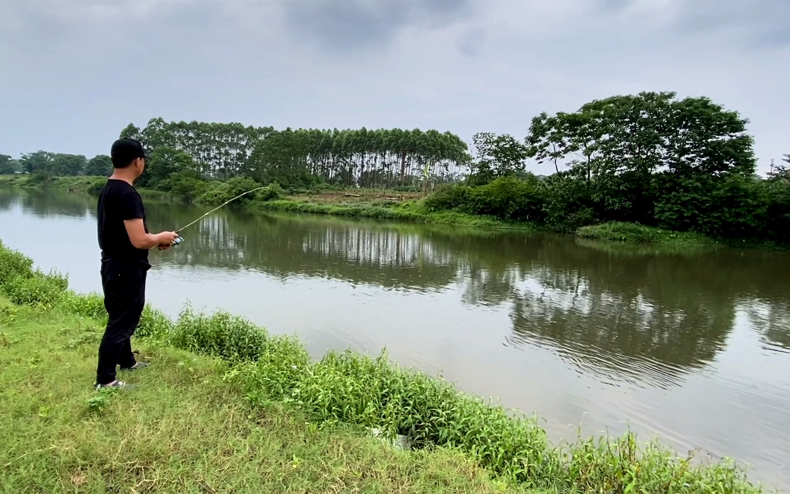 广西河边风景真美,带上钓鱼竿去钓鱼,居然钓上黄骨鱼