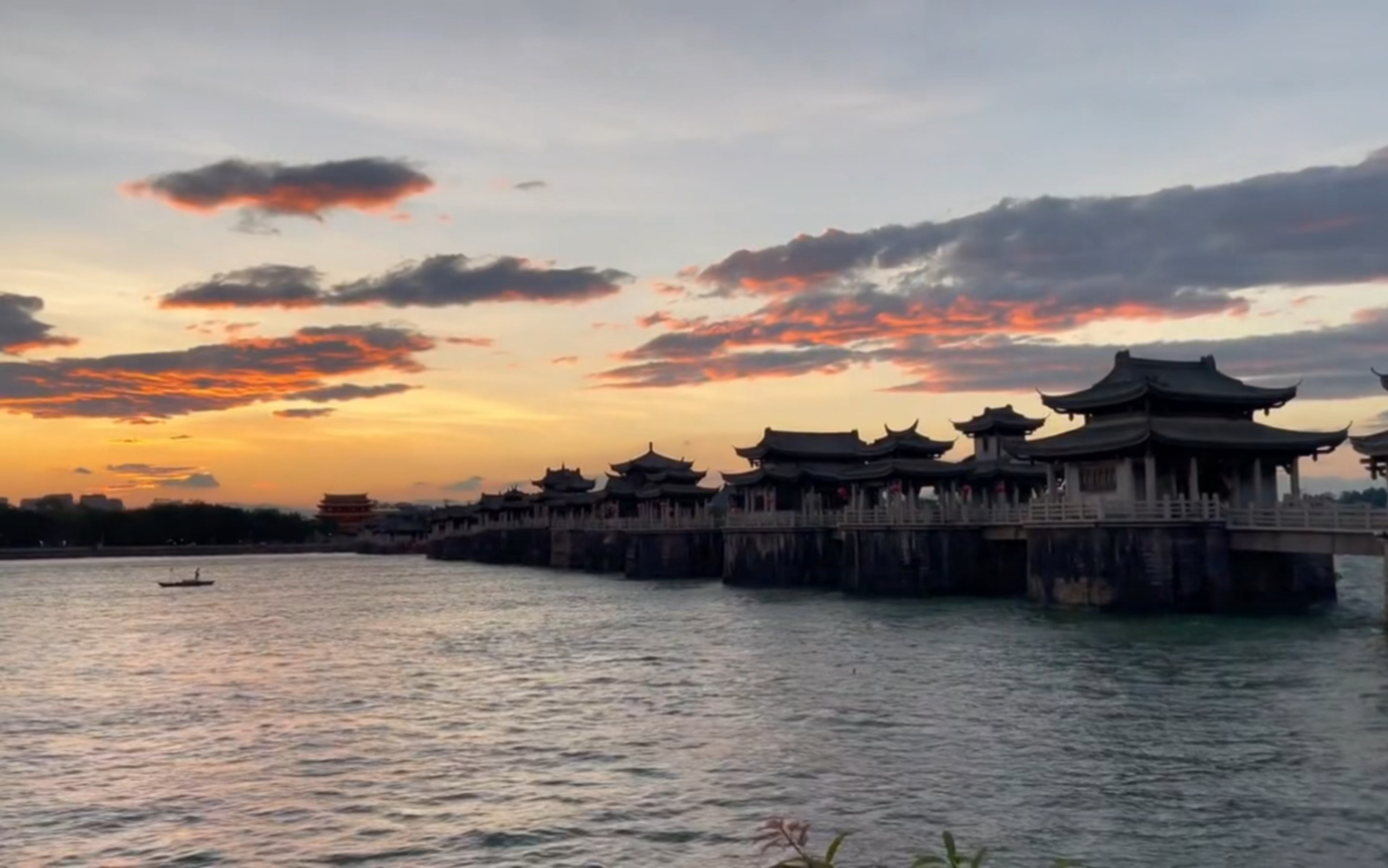 中国四大古桥之一潮州广济桥.