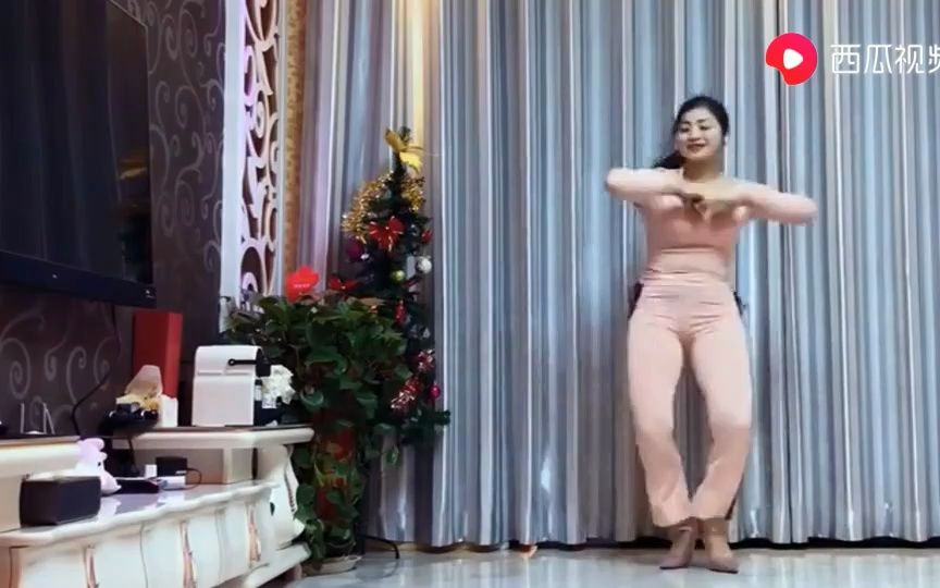 青青世界广场舞《坐着高铁回家乡》