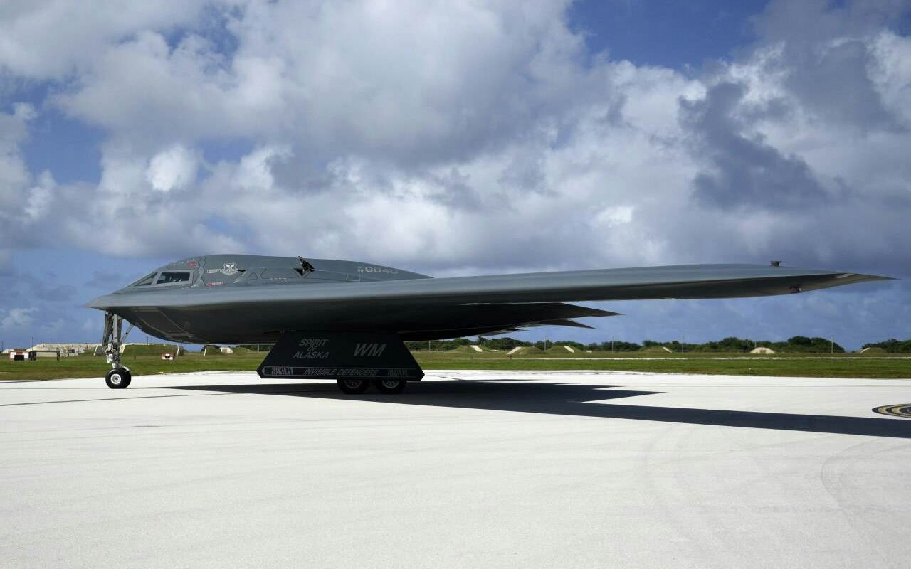 美军b2战略轰炸机起降全过程,强大的军事技术的确使人震撼!