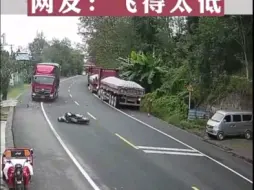 Tải video: 摩托车呼啸而过，迎面撞上大货车