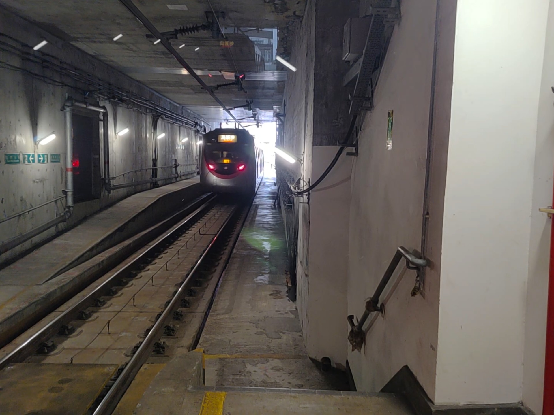 港铁屯马线列车出红 