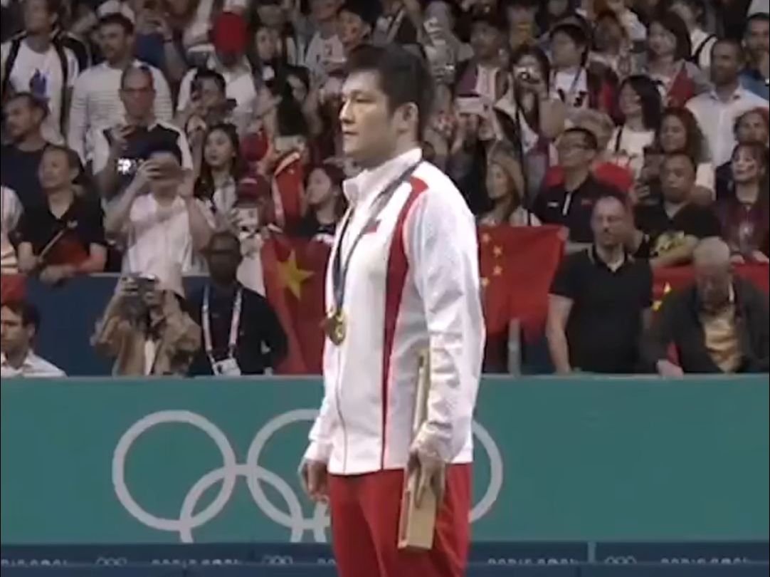 升国旗,奏国歌!樊振东戴上男单金牌,又一次全场大合唱!