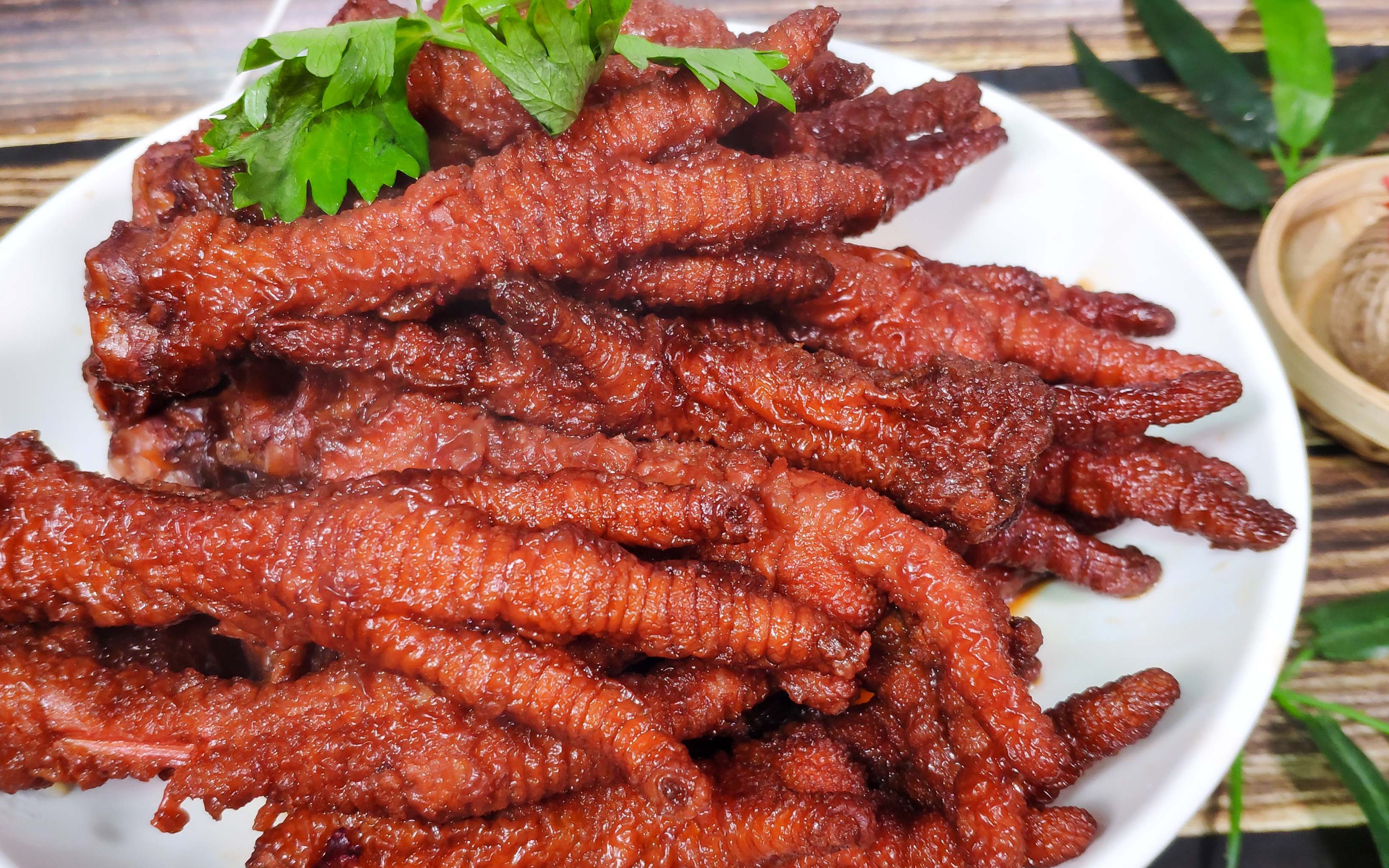 老刘嘴馋想吃虎皮鸡爪先炸后煮做了一大盘香酥入味一撕就脱骨