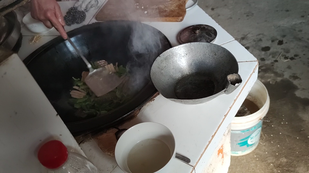 农村大锅原始灶台炒菜