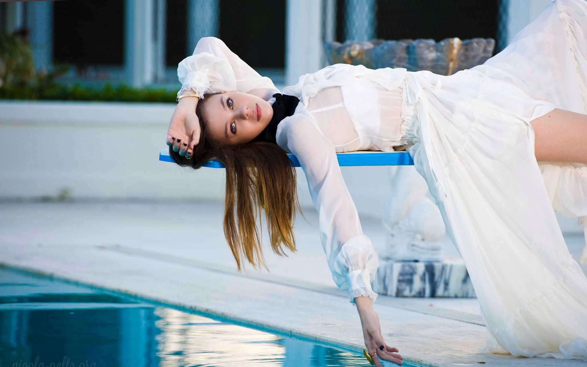 贝克汉姆的儿媳妇,青春靓丽的妮可拉·佩尔茨躲避追杀,你可以永远相信