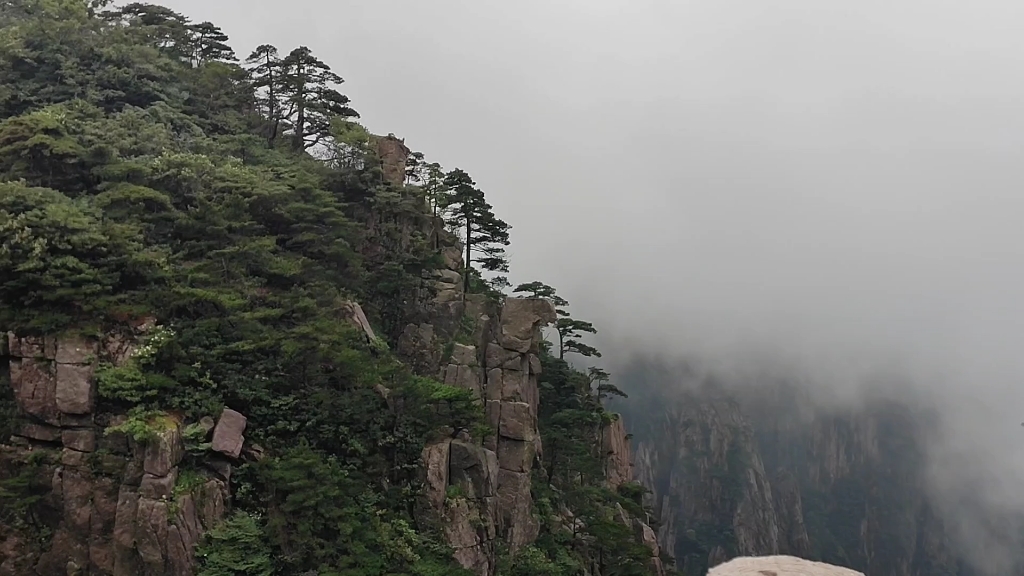 [图]黄山山腰山岚飘过