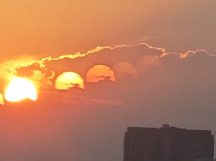 08.18傍晚,成都上空出现六个太阳!