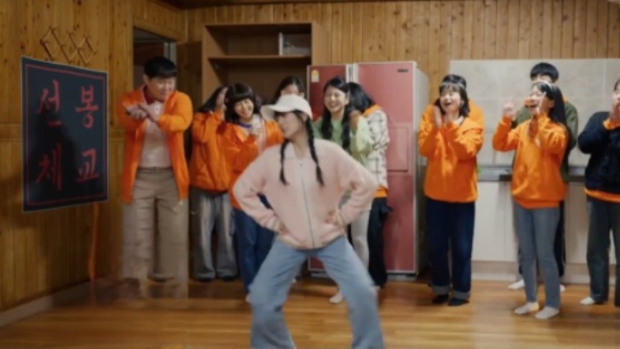 当放送舞蹈班出身的金惠奫在剧里跳少女时代的《gee》