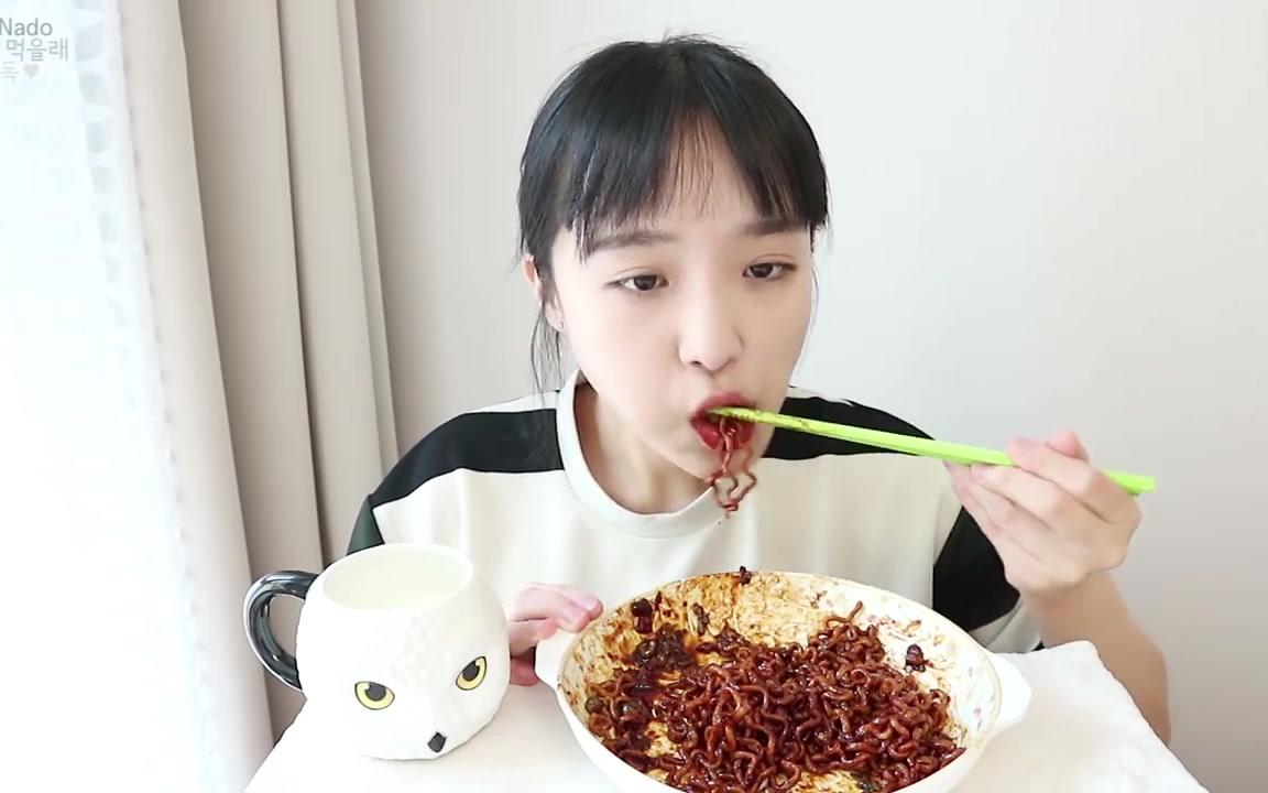 韩国美女吃播nado 炸酱火鸡面