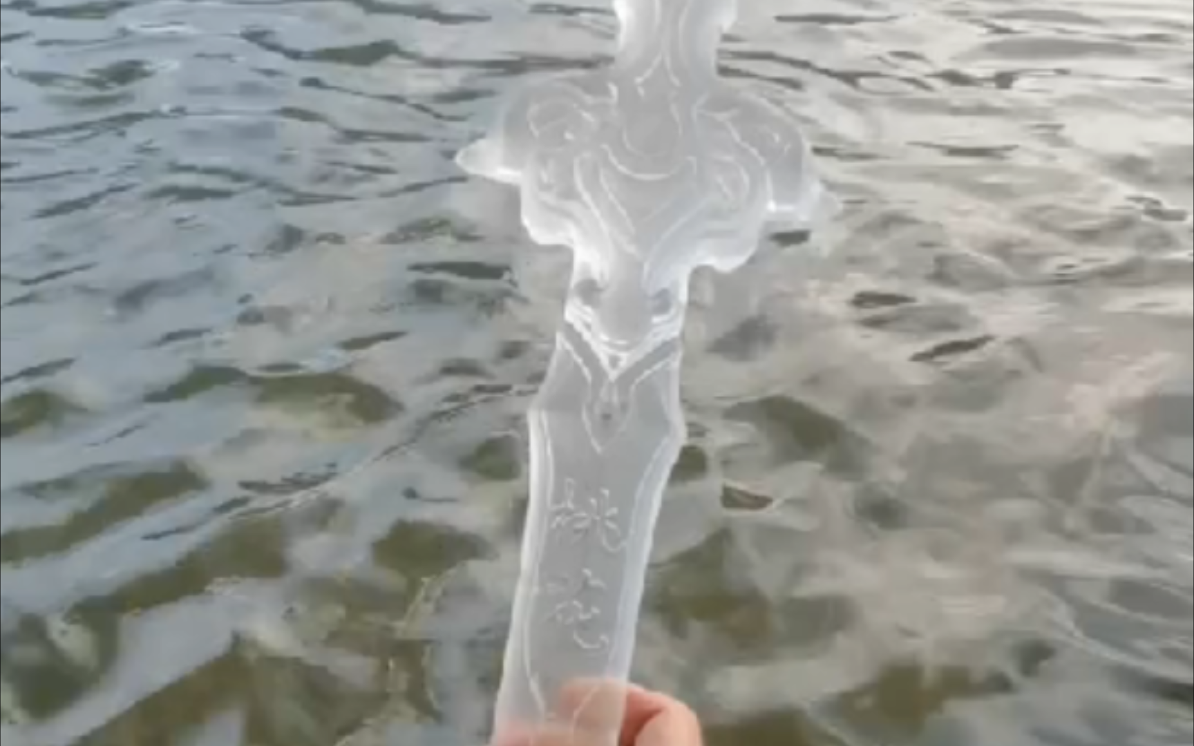 你不懂男生拿着冰剑玩水时有多开心.