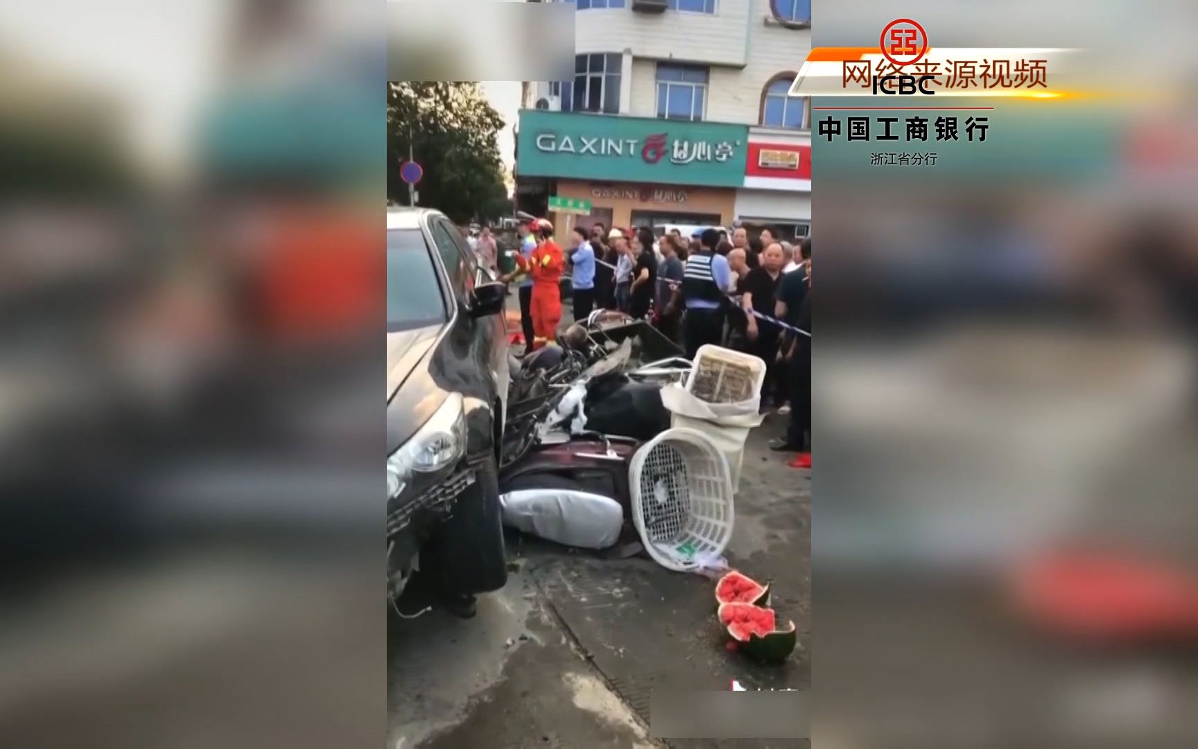 温岭横峰菜场发生一起轿车撞人事件,警方通报目前正在调查阶段