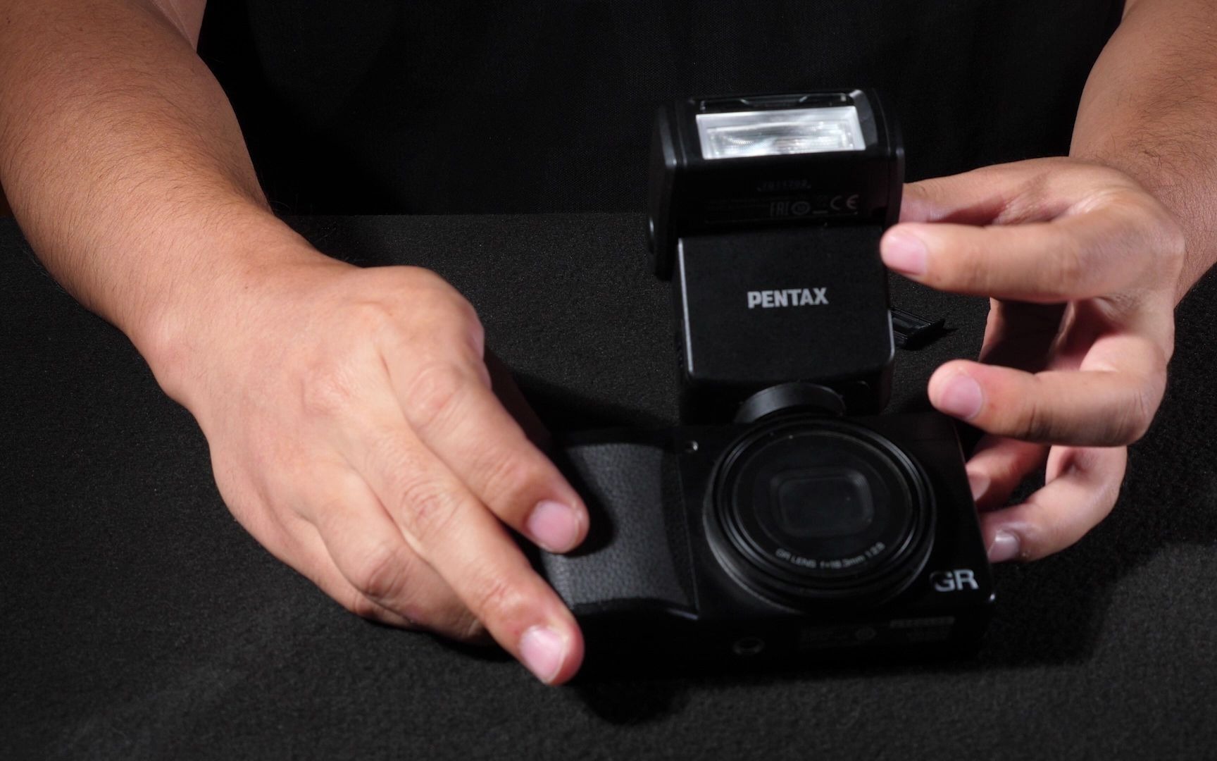 一款小而强悍的闪光灯跟理光gr3的体型很搭啊