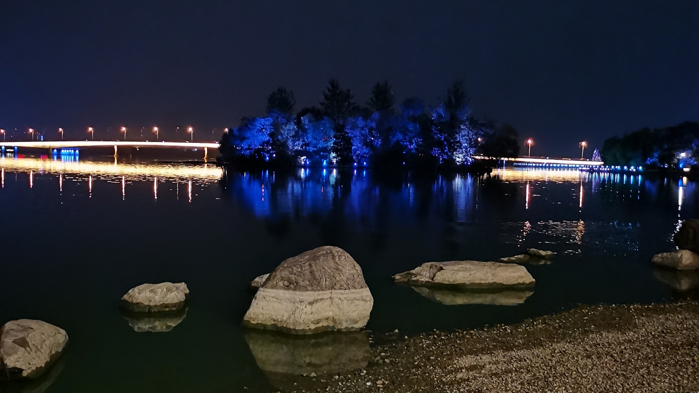 夜晚湖光,桥影相映