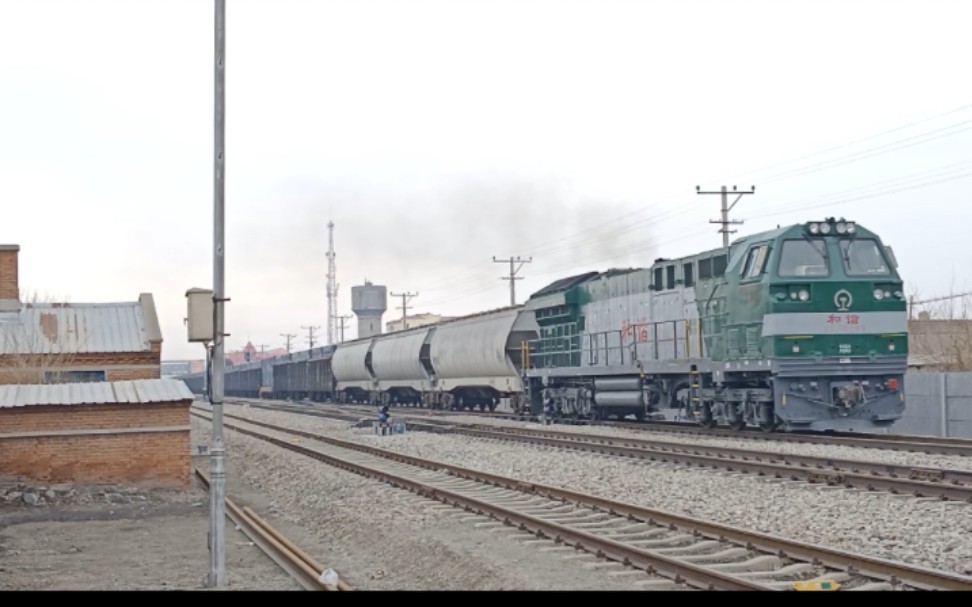 滨北线呼兰站道口拍17025次混编货列出站,本务哈局佳段hxn5 0199机车