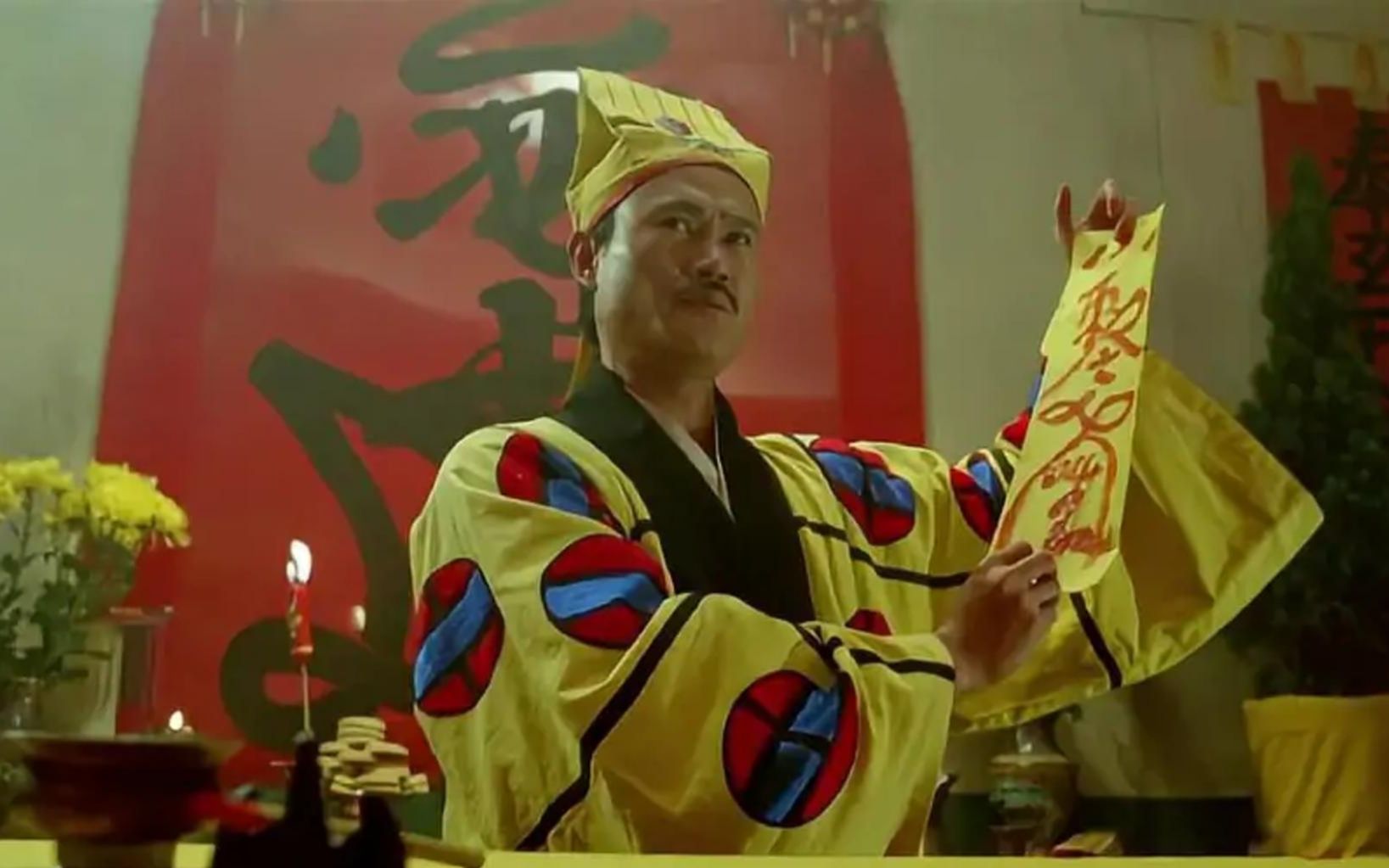 英叔画符就是专业,教徒弟用符抓鬼,要配合七斗魁罡步