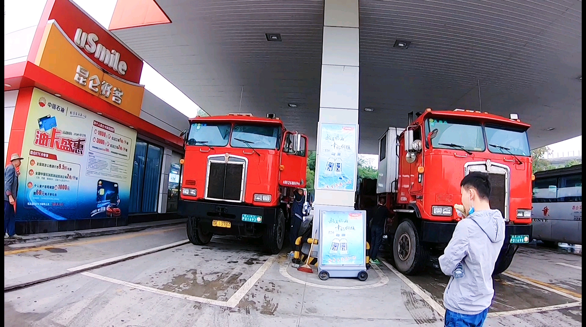 服务区开进两台大货车加油,引来众人围观,看这造型有些年头了