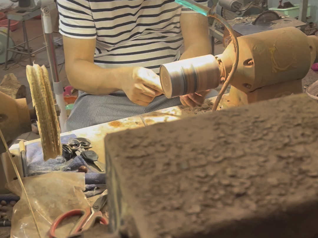 精品海南黄花梨手串制作现场打磨抛光工艺