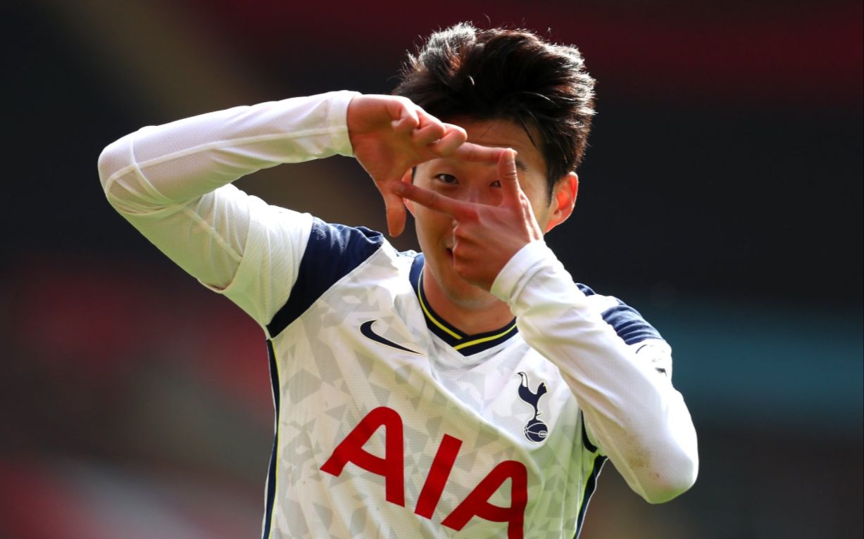 世预赛|竖中指,挑衅的"眼镜哥"被扒!身份确认,警方介入调查