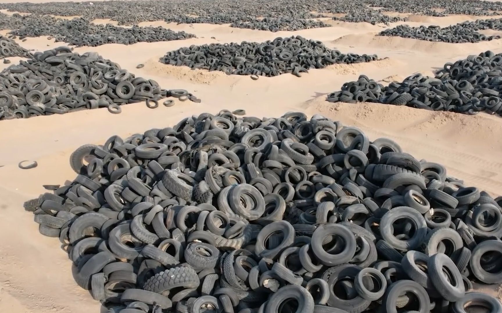科威特的废弃轮胎,为何要全部堆放在沙漠,这样做有什么用