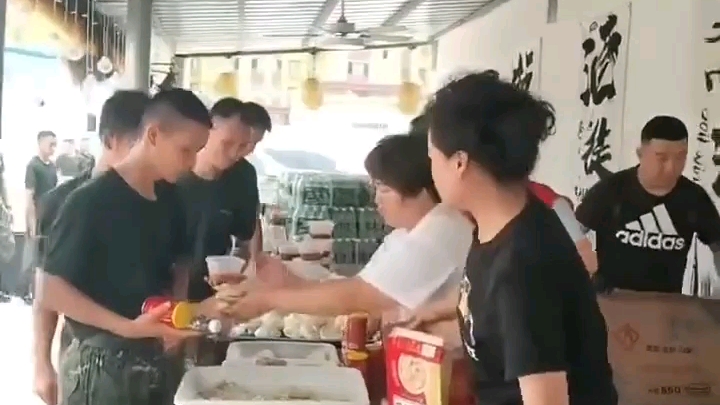 21式军装雨靴武警小哥哥抗洪(2)