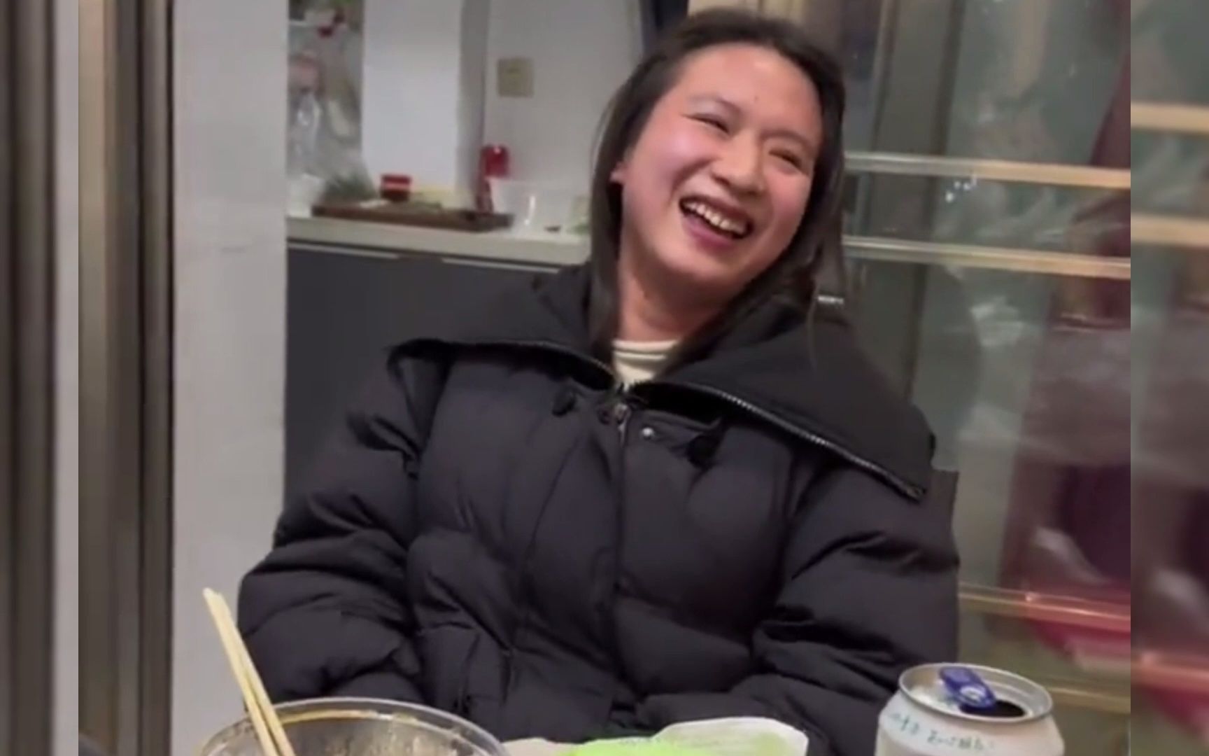 女子喝酒后发出魔性笑声,极具感染力