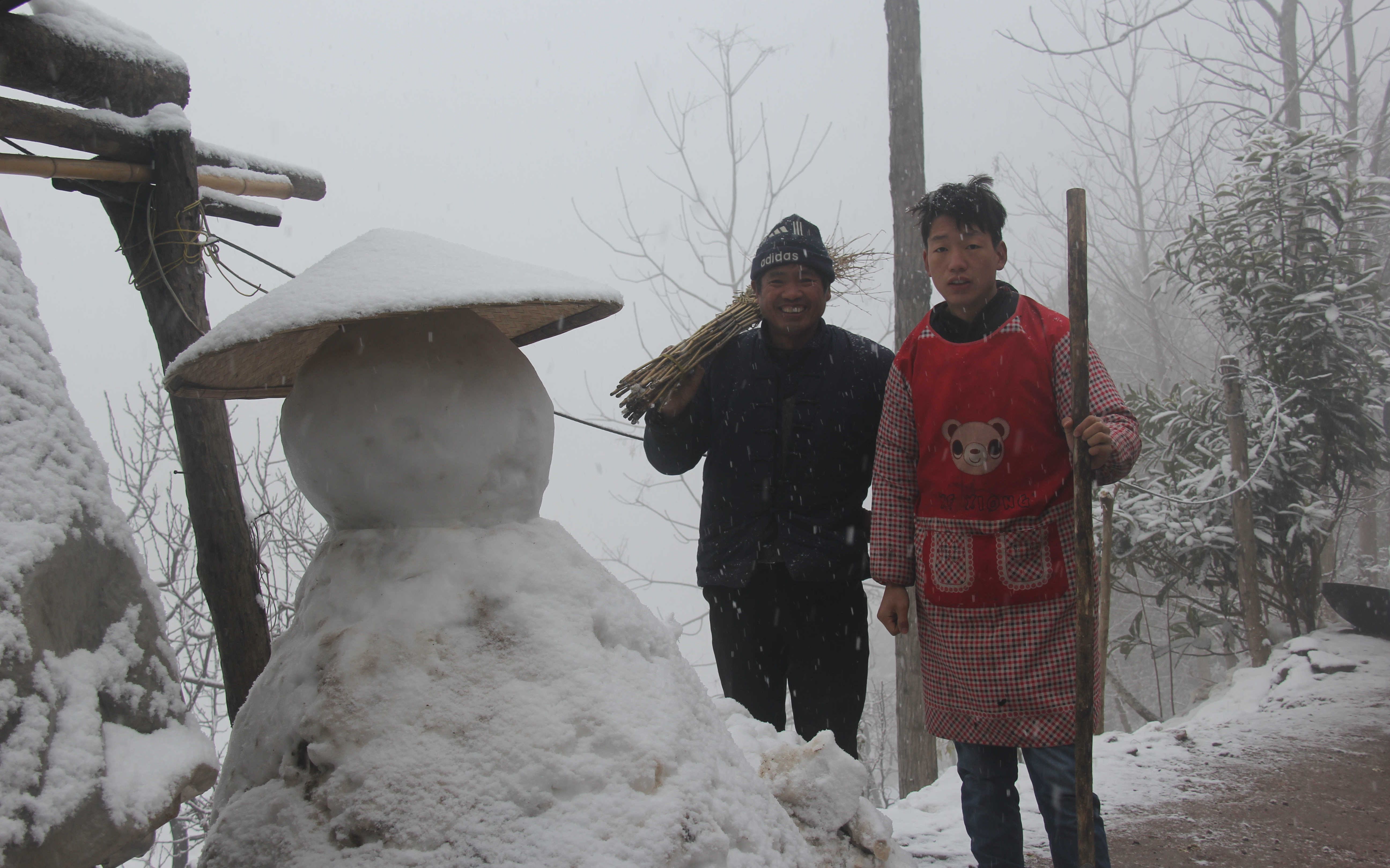 再过几天就要过年了,路上的积雪还很厚,今天全村人出动除雪扫路,上街买年货.哔哩哔哩bilibili