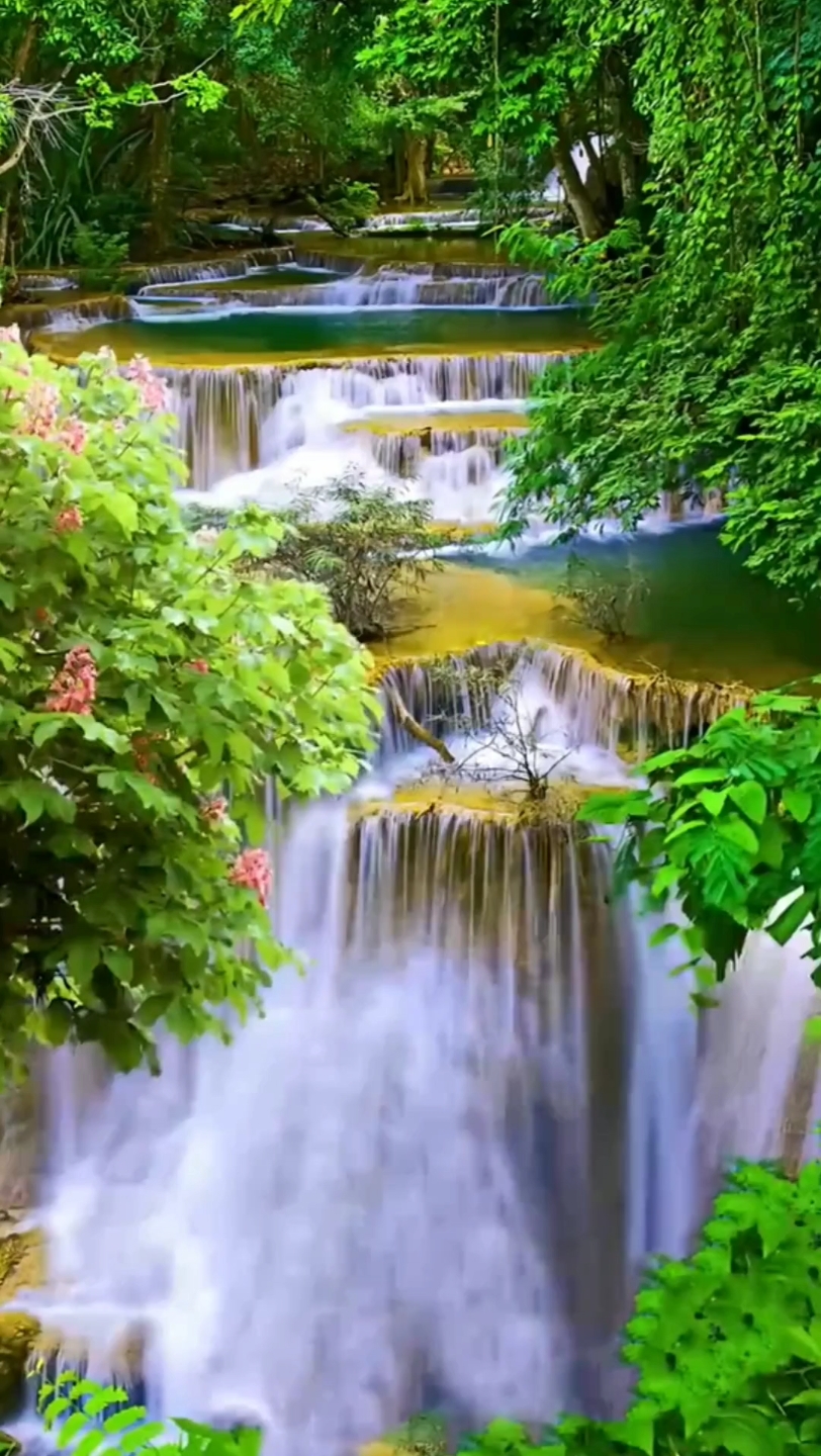 [图]我偏爱大自然的青山绿水，在名山大川中追逐美的风景。终于，我明白了，美的不是山，也不是水，而是山和水的融合才能织就世间绝美的景色。 山青水秀好风光， 治愈心情风景