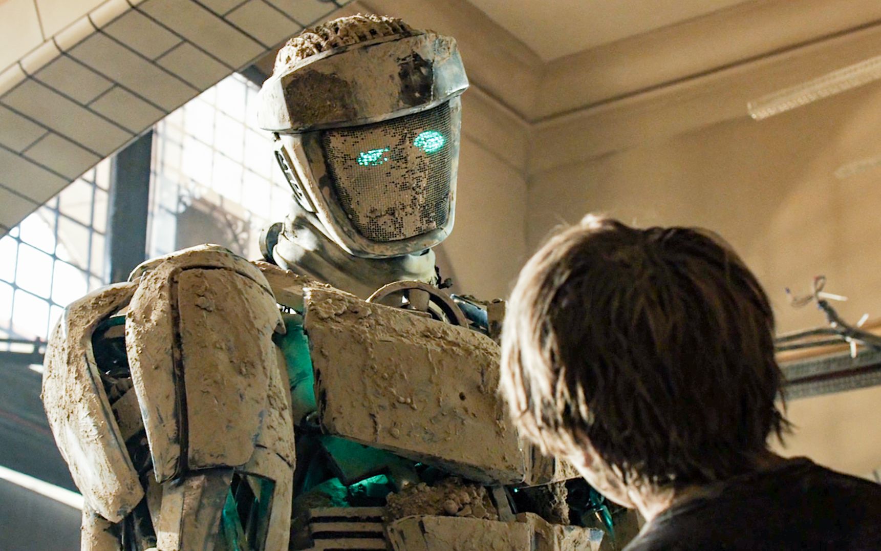 男孩从泥土里挖出报废机器人,清洗维修后,战斗力依然强悍