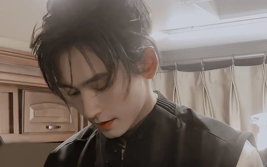 张哲瀚限定花期时期真是好绝一美人