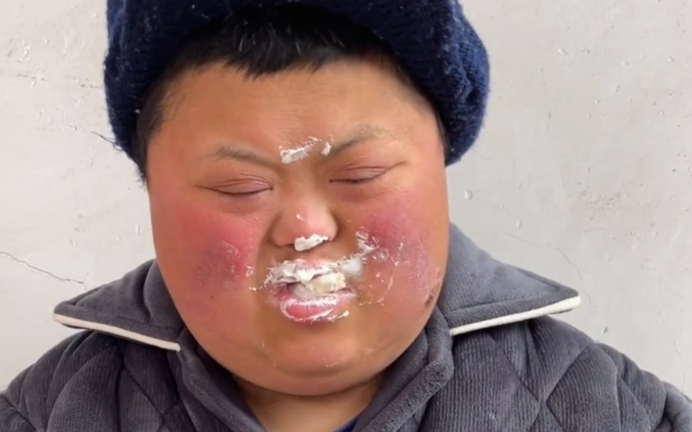 鸭哥今天吃蛋糕抹了一脸test