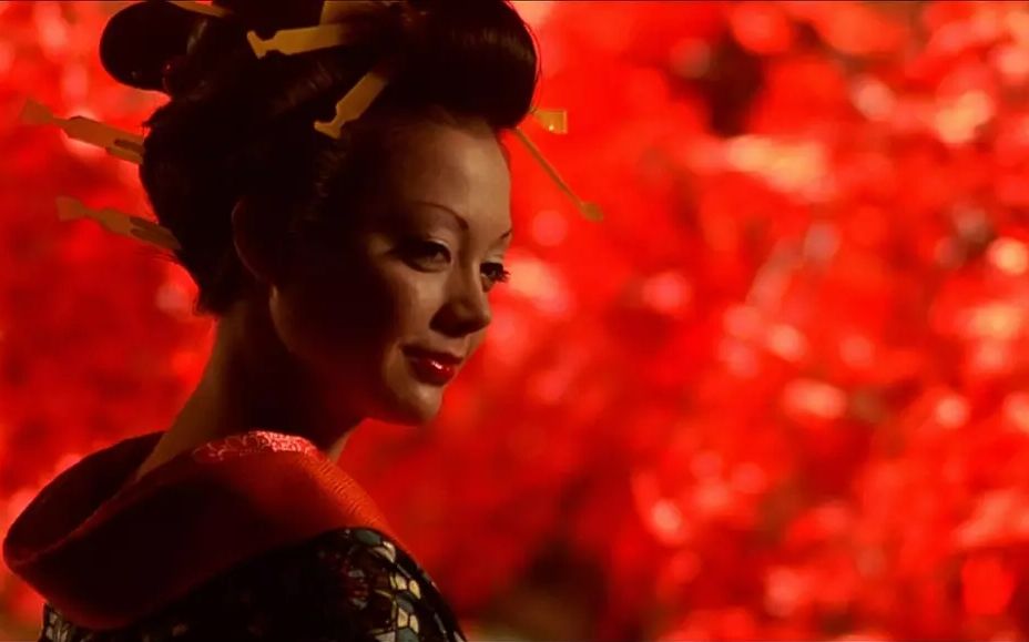 电影解说:《恶女花魁》电影浓烈的色彩,精巧的构图,充满强烈暗示的